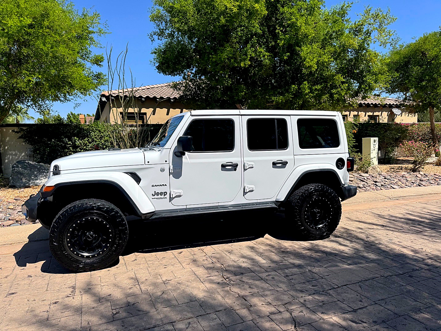 Used 2018 Jeep Wrangler Unlimited Sahara AWD/4WD image 11