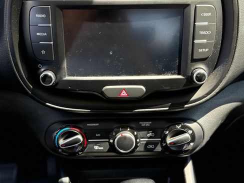 Used 2022 Kia Soul LX image 2