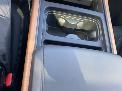 Used 2023 Land Rover Defender 130 X-Dynamic SE image 12