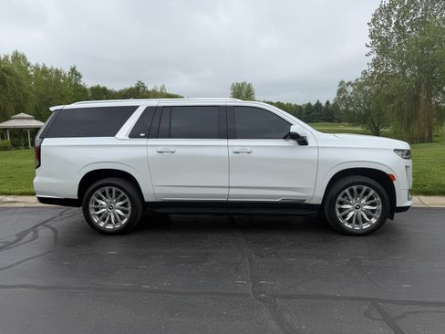 Used 2024 Cadillac Escalade ESV Premium Luxury AWD/4WD image 6
