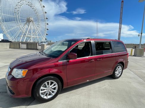 Used 2018 Dodge Grand Caravan SXT image 2