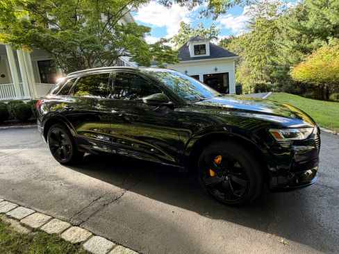 Used 2022 Audi e-tron Premium Plus w/ Premium Plus Package AWD/4WD image 10