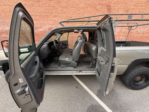 Used 2003 Chevrolet Silverado 2500 4x4 Extended Cab w/ Snow Plow Prep Package image 8