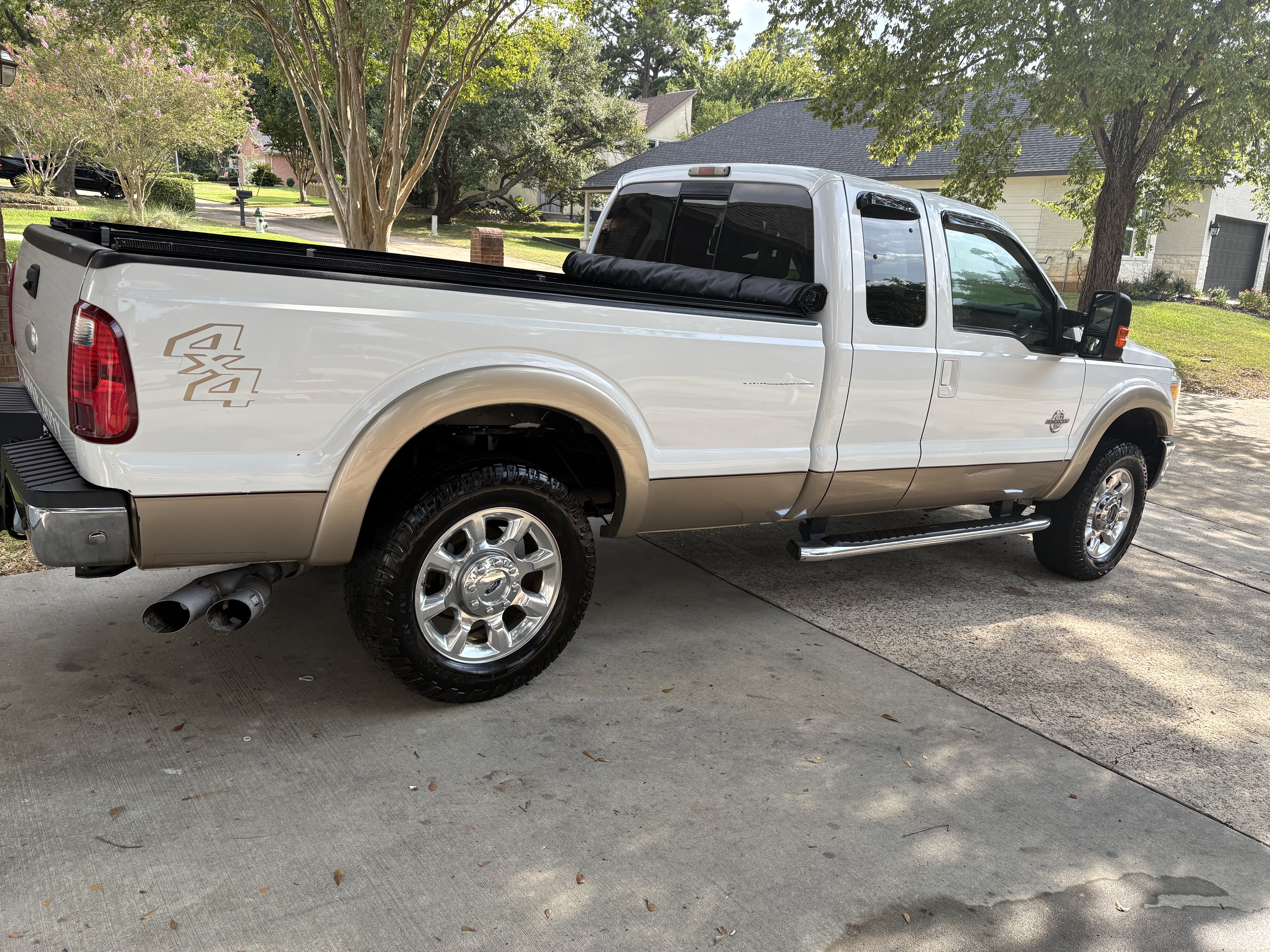 Used 2011 Ford F250 Lariat w/ Lariat Interior Pkg AWD/4WD image 2