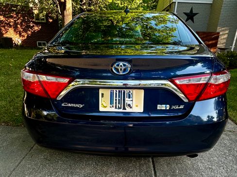 Used 2017 Toyota Camry XLE w/ Moonroof Package FWD image 4