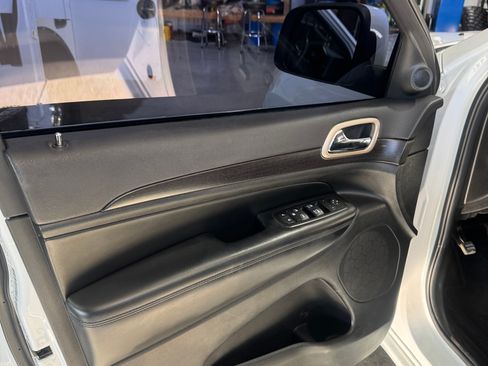 Used 2015 Jeep Grand Cherokee Altitude image 12