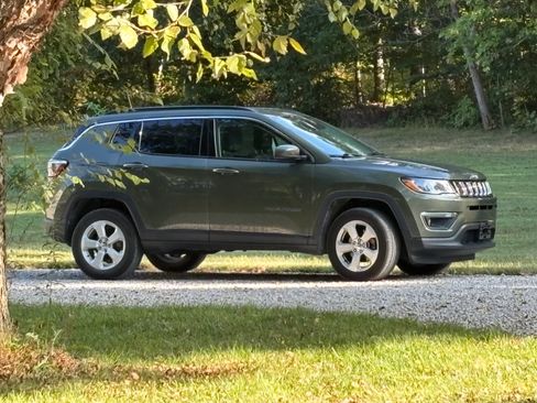 Used 2019 Jeep Compass Latitude w/ Popular Equipment Group AWD/4WD image 2