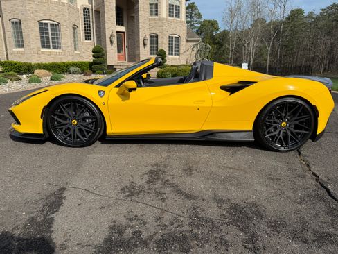 Used 2021 Ferrari F8 Tributo RWD image 9