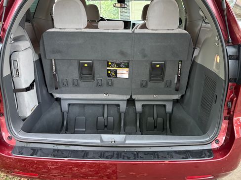 Used 2020 Toyota Sienna LE image 12