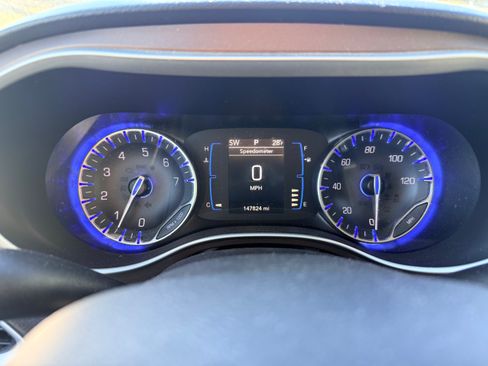 Used 2017 Chrysler Pacifica Touring image 11