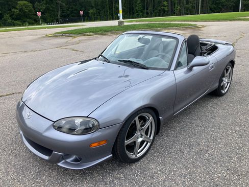 Used 2004 MAZDA MX-5 Miata MAZDASPEED w/ Grand Touring Pkg RWD image 17
