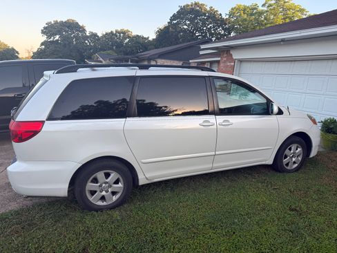 Used 2010 Toyota Sienna XLE Limited FWD image 5