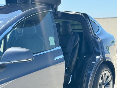 Used 2018 Tesla Model X 75D image 17