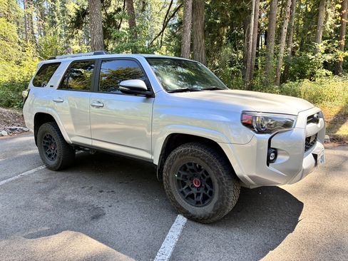 Used 2022 Toyota 4Runner SR5 Premium w/ 4Runner Black Package (TMS) AWD/4WD image 4