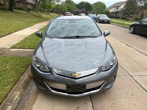 Used 2018 Chevrolet Volt LT w/ Comfort Package image 2