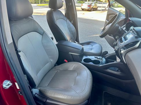 Used 2012 Hyundai Tucson Limited w/ Premium Pkg FWD image 16