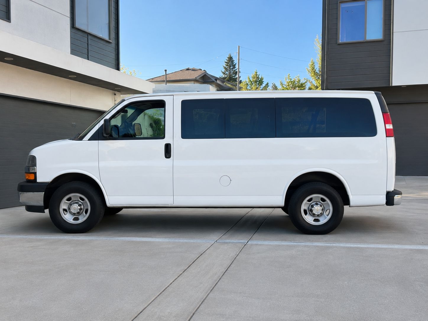 Used 2017 Chevrolet Express 3500 LT w/ LT Preferred Equipment Group RWD image 4