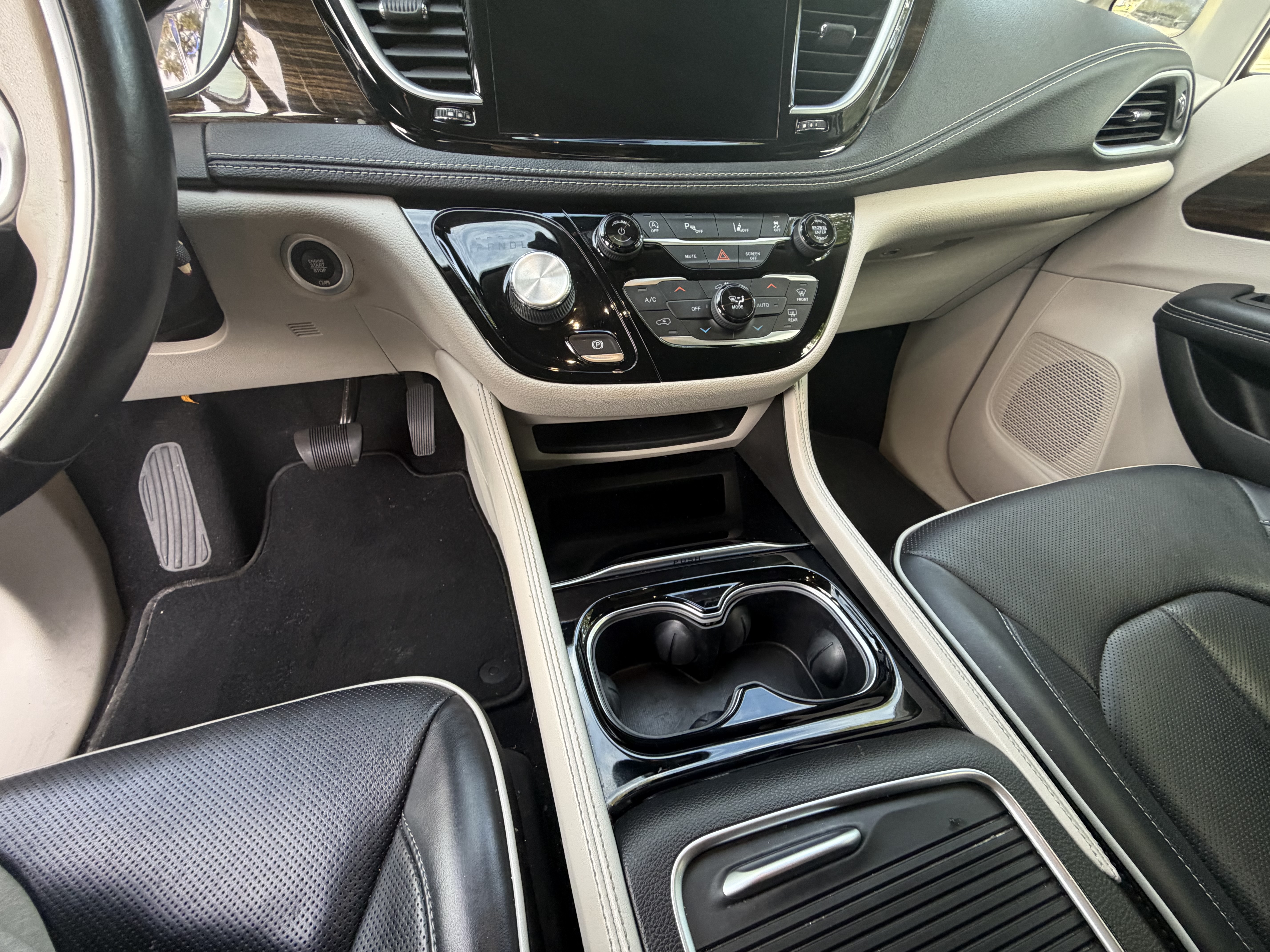 Used 2021 Chrysler Pacifica Limited AWD/4WD image 8