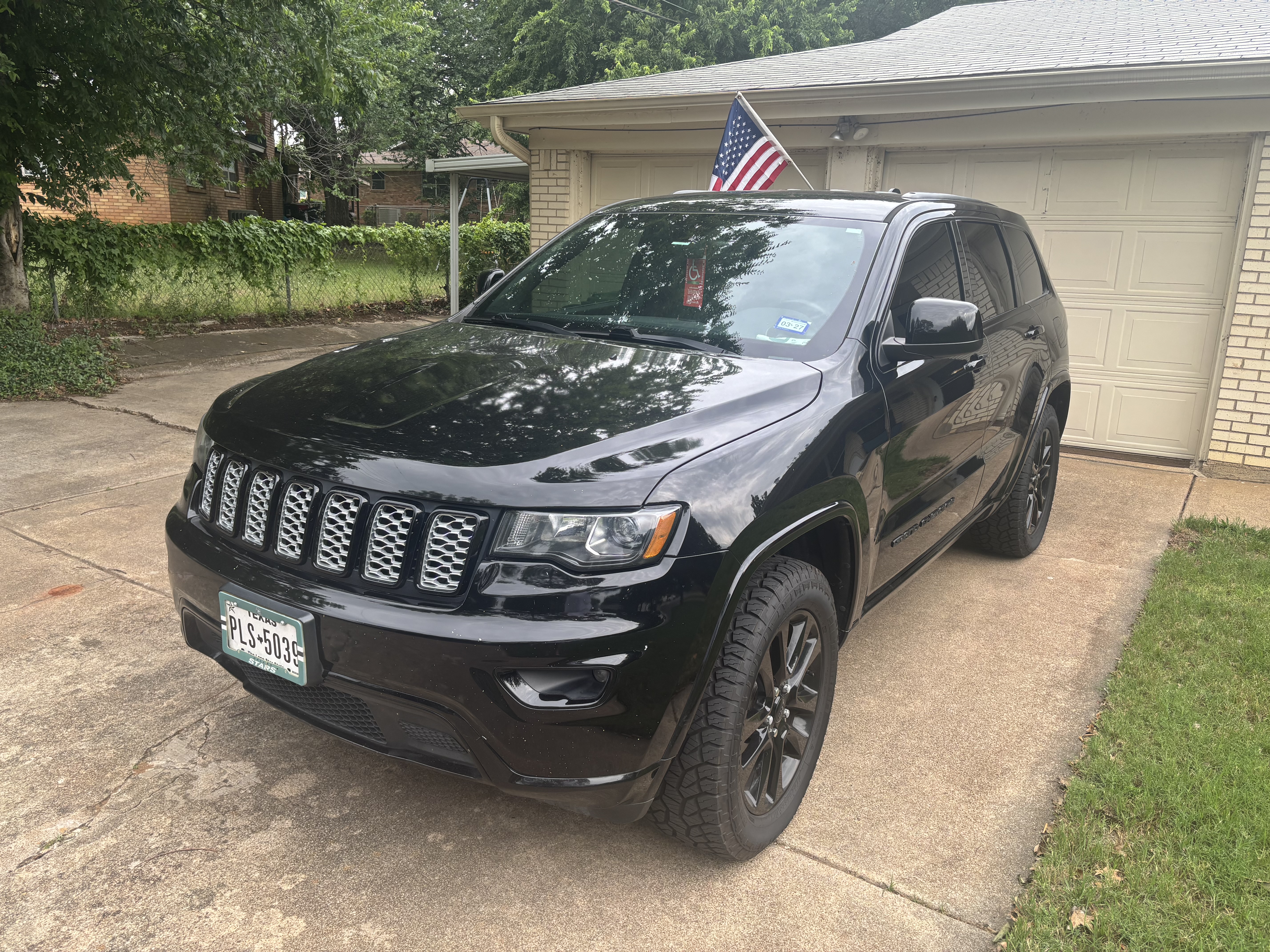 Used 2017 Jeep Grand Cherokee Altitude AWD/4WD image 2