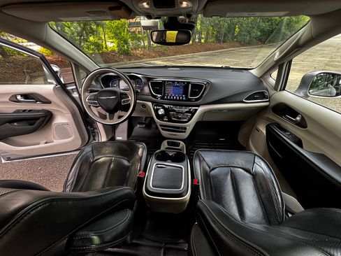 Used 2018 Chrysler Pacifica Limited w/ Advanced Safetytec Group FWD image 8