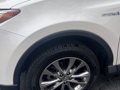 Used 2018 Toyota RAV4 Limited image 11