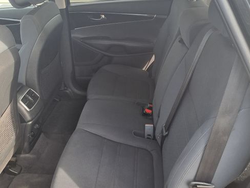 Used 2017 Kia Sorento LX image 9