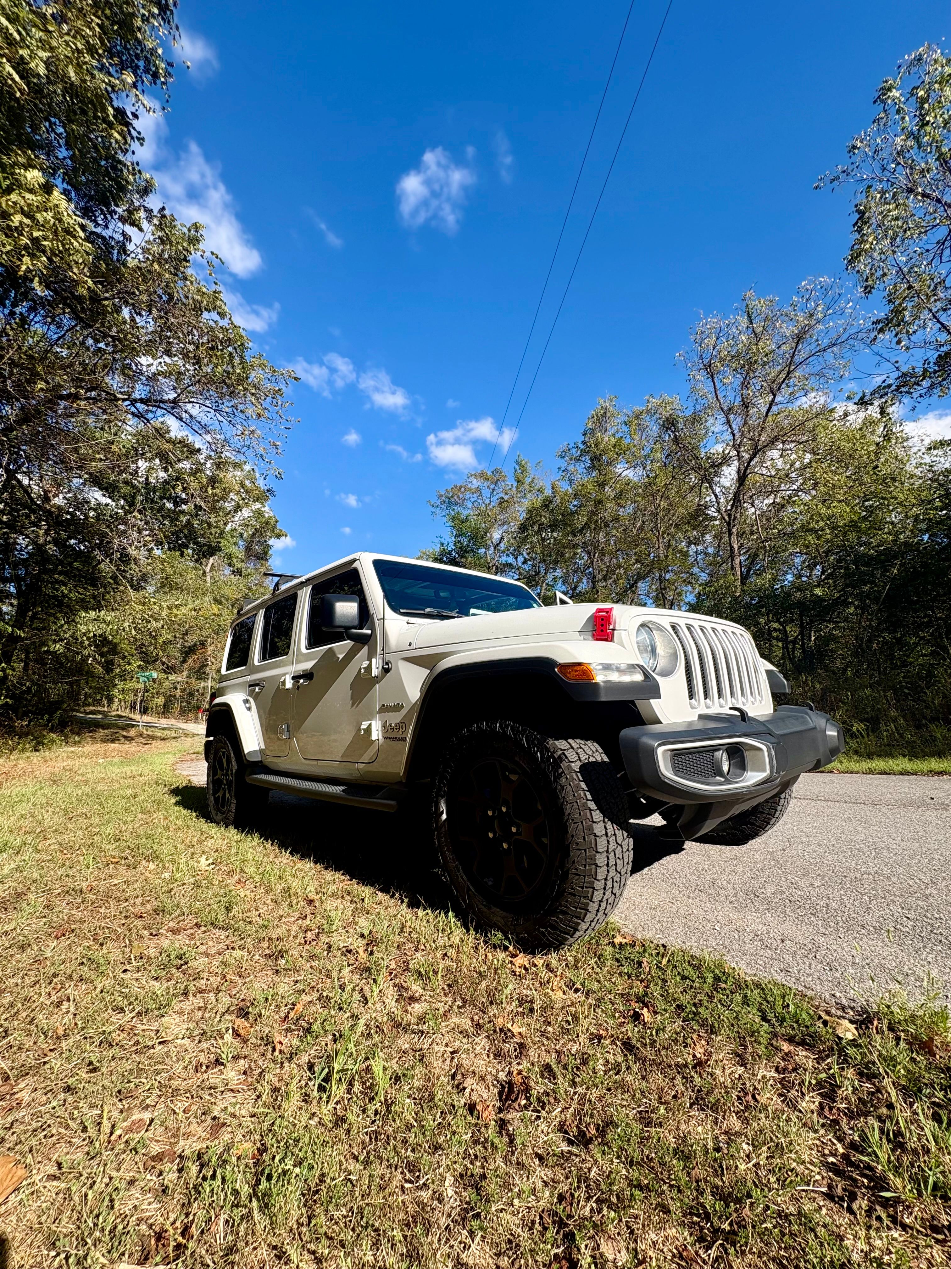 Used 2019 Jeep Wrangler Unlimited Sahara AWD/4WD image 5