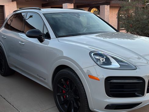 Used 2023 Porsche Cayenne S Platinum AWD/4WD image 2