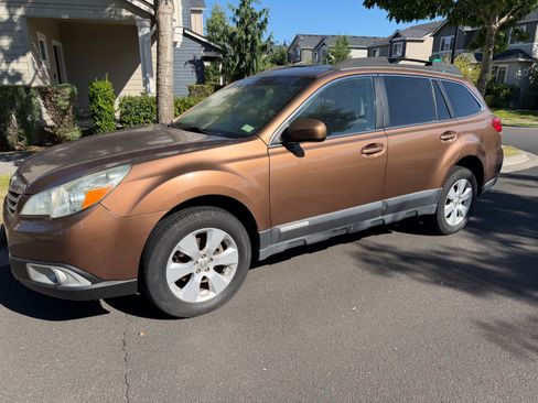 Used 2011 Subaru Outback 2.5i Limited w/ PWR Moonroof Pkg AWD/4WD image 6