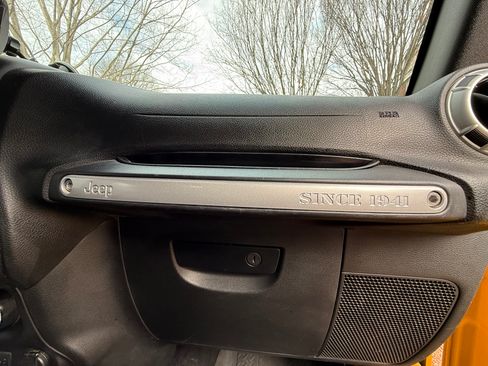 Used 2015 Jeep Wrangler Unlimited Rubicon w/ Connectivity Group image 22