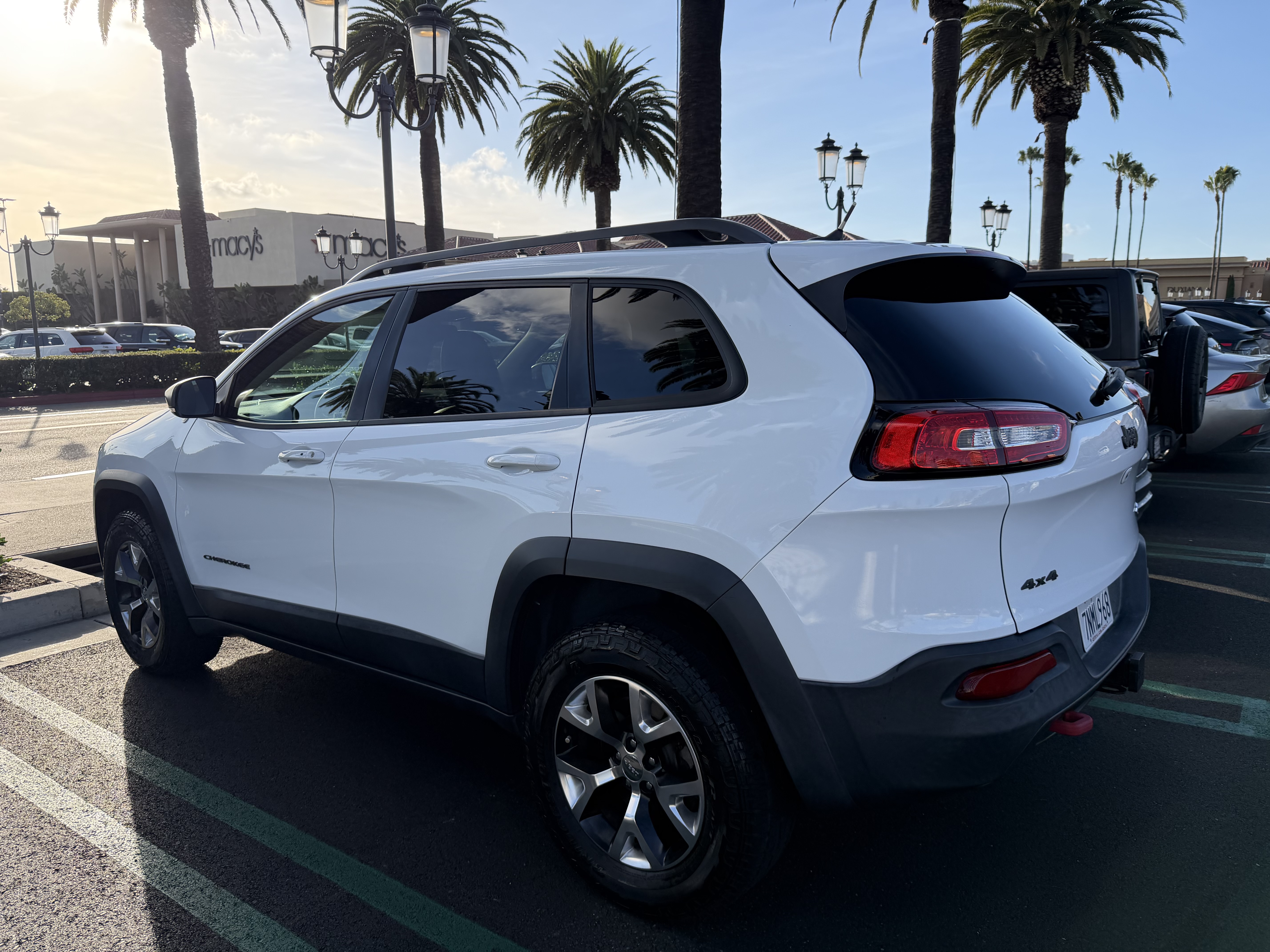 Used 2015 Jeep Cherokee Trailhawk w/ Comfort/Convenience Group AWD/4WD image 17