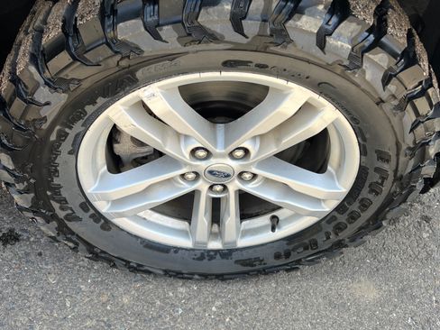 Used 2022 Ford Explorer XLT w/ Equipment Group 202A image 10