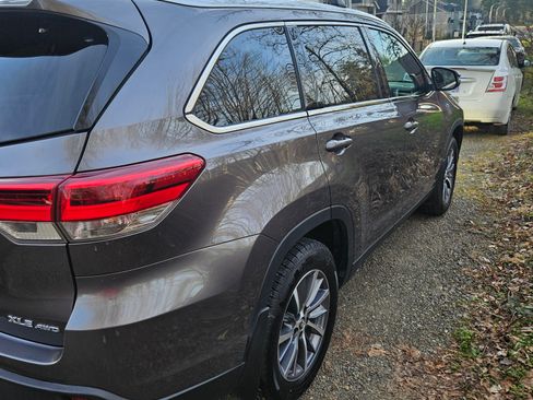 Used 2019 Toyota Highlander XLE image 2