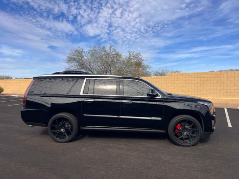 Used 2019 Cadillac Escalade ESV Platinum image 1