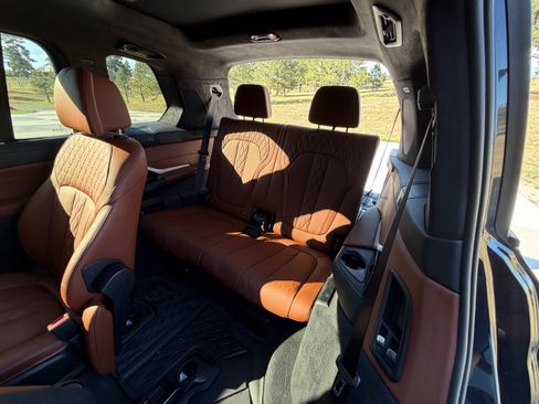 Used 2025 BMW X7 M60i AWD/4WD image 17