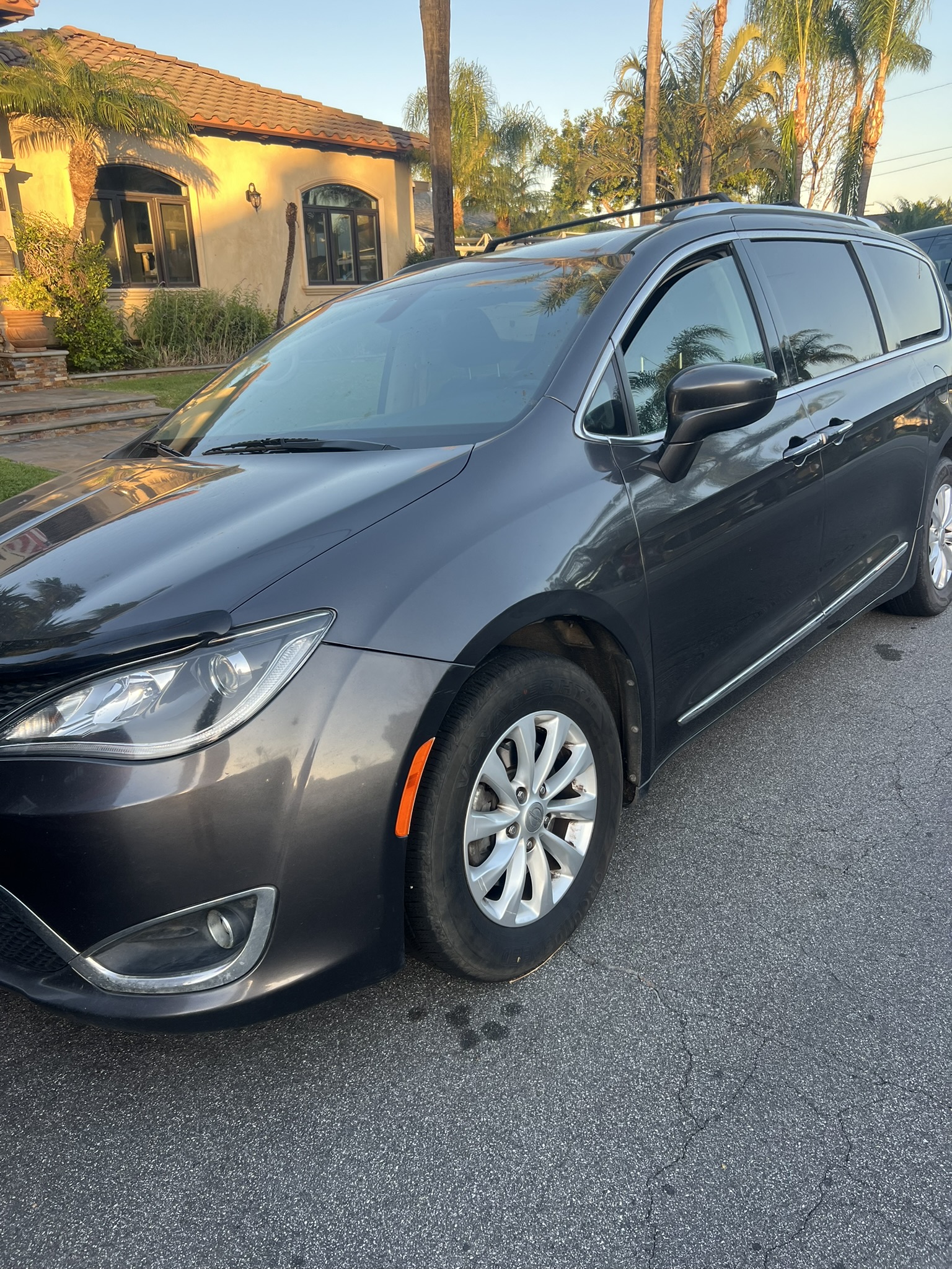 Used 2018 Chrysler Pacifica Touring-L FWD image 5