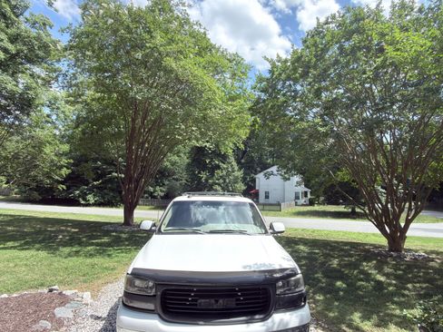 Used 2004 GMC Yukon XL SLT w/ Preferred Equipment Group AWD/4WD image 1