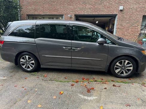 Used 2015 Honda Odyssey Touring image 2
