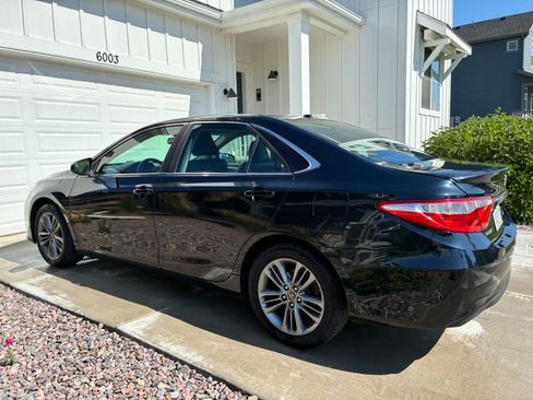 Used 2015 Toyota Camry SE w/ Moonroof Package FWD image 4