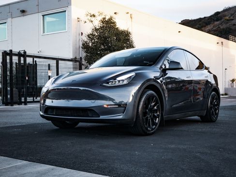 Used 2023 Tesla Model Y AWD image 4