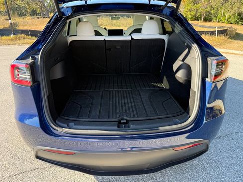 Used 2022 Tesla Model Y Long Range image 10