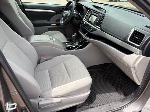 Used 2017 Toyota Highlander LE w/ Carpet Mat Package AWD/4WD image 11