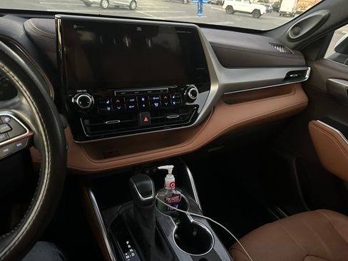 Used 2020 Toyota Highlander Platinum image 10