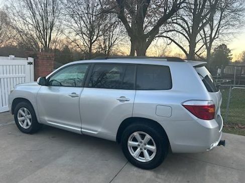 Used 2010 Toyota Highlander SE image 1