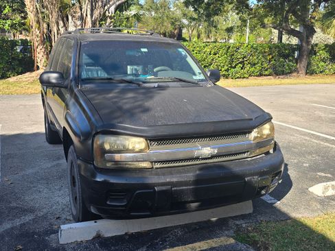 Used 2004 Chevrolet TrailBlazer LS w/ LS Preferred Equipment Group image 2