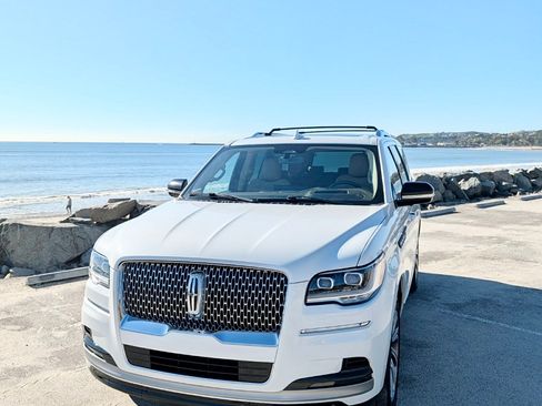 Used 2022 Lincoln Navigator Reserve image 1