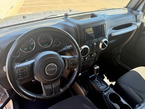 Used 2018 Jeep Wrangler Sahara w/ Connectivity Group image 13