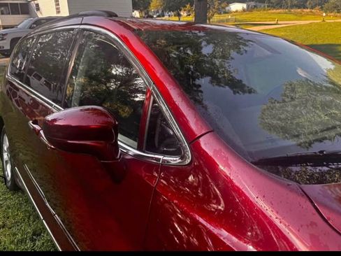 Used 2017 Chrysler Pacifica Touring-L image 5