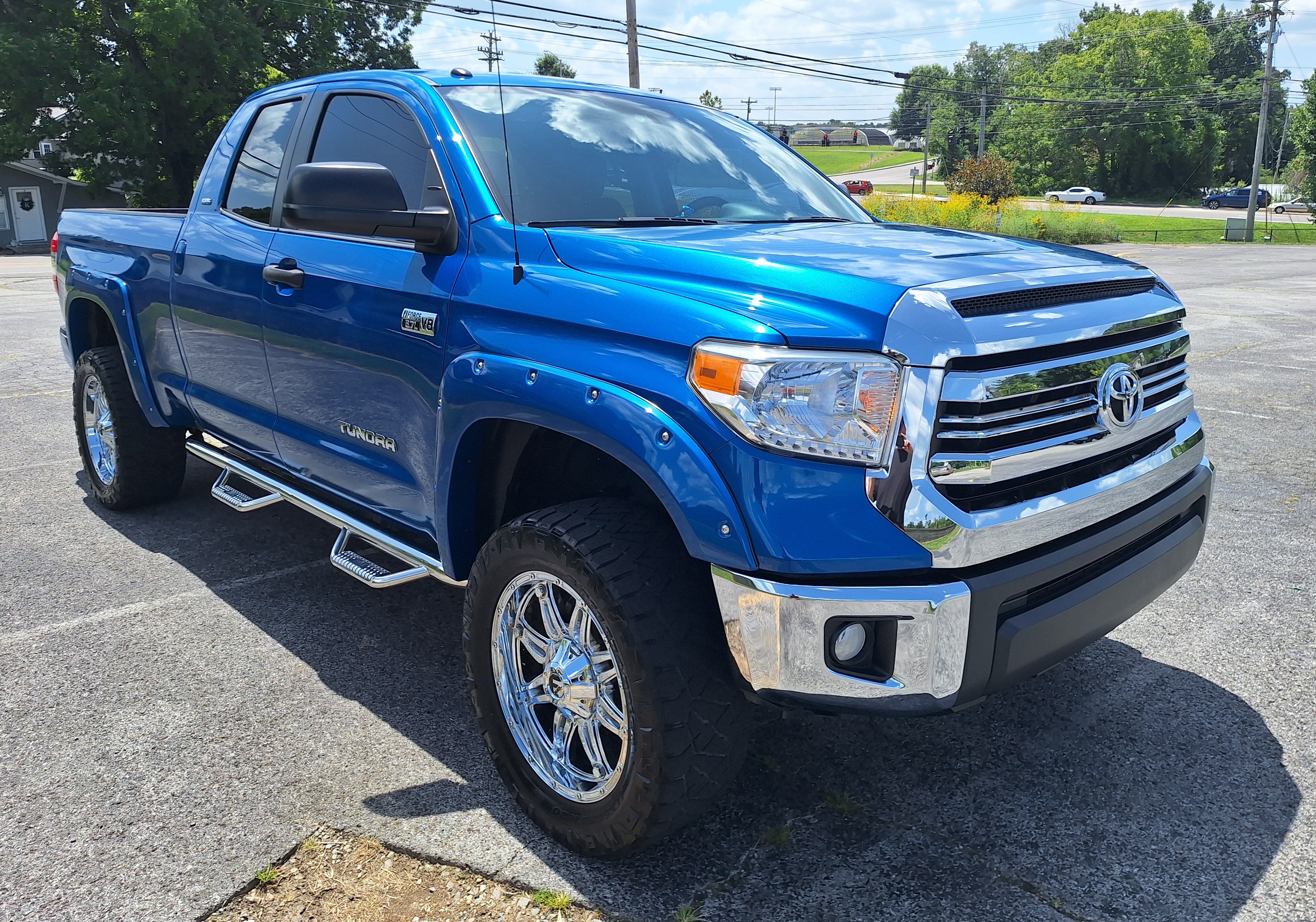 Used 2017 Toyota Tundra SR5 w/ SR5 Upgrade Package AWD/4WD image 2