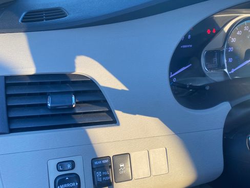 Used 2011 Toyota Sienna XLE image 13